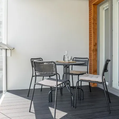 Iso Aurinkoinen Parveke Ja Hyvaet Yhteydet Lägenhet Helsingfors Exteriör bild