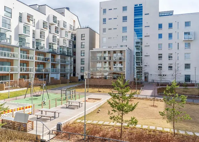 Iso Aurinkoinen Parveke Ja Hyvaet Yhteydet
