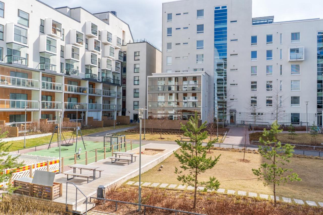 Iso Aurinkoinen Parveke Ja Hyvaet Yhteydet Lägenhet